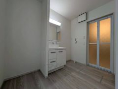 洗面台、洗濯機置き場、バスルームが連なっている、生活導線の考えられた作りになっています。