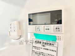 キッチン横から追い炊き、温度調節など楽々操作できる給湯器リモコンです＾＾忙しい夕飯の準備の時間帯に重宝しますね。