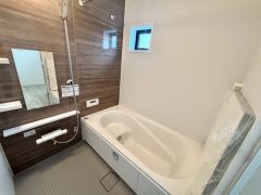1日の疲れを癒すくつろぎのバスルーム。足を伸ばしてもゆったりと入れるサイズです。お子様と一緒にお風呂に入っても狭くないですね＾＾