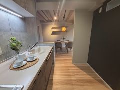 キッチンからダイニングへとつながる使いやすい間取り＾＾お料理の配膳や後片付けもスムーズで、毎日の家事がはかどります＾＾