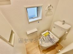 ウォシュレット付きトイレです。1階2階の2ヶ所にトイレがあるので、忙しい朝にもゆとりができますね＾＾