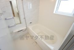 1日の疲れを癒すくつろぎのバスルーム。足を伸ばしてもゆったりと入れるサイズです。お子様と一緒にお風呂に入っても狭くないですね^^
