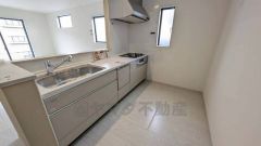 収納も、作業スペースも広々と設けられた使いやすいシステムキッチンです＾＾カウンターキッチンなので、ご家族と会話をしながら楽しくお料理ができます＾＾