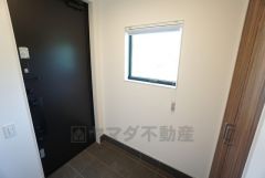 採光も考えられた明るい玄関です。シューズボックス付き。棚の上にはお花やお気に入りのルームフレグランスを飾って、外出も帰宅も楽しくなる玄関にしたいですね＾＾ 