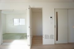 物が散らかりやすいリビングに収納スペースを確保。書類や雑貨をひとまとめにできまるため、お部屋をすっきりさせることが出来ます。