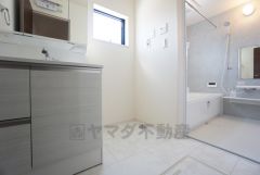 洗面台、洗濯機置き場、バスルームが連なっている、生活導線の考えられた作りになっています。