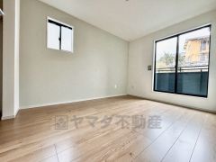 バルコニーに面した陽当たりの良い洋室です＾＾