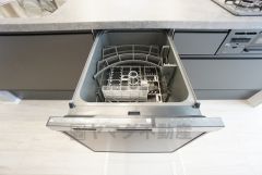 炊事時間を大幅に短縮できる食器洗浄乾燥機付き＾＾食器を洗う手間が減るので家族とのコミュニケーションの時間や自分の時間が増えますね。