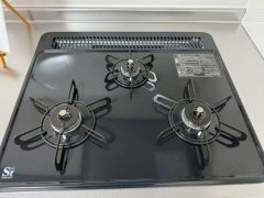 3種類の料理が同時に調理できる、3口ガスコンロ。忙しい朝食やお弁当作りも効率良くお料理できますね＾＾