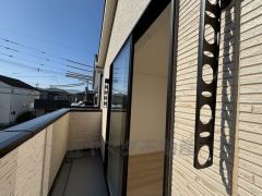 バルコニーからの眺望です。 周囲に日差しを遮る建物もないため明るい光がいつでも差し込みます。 洗濯物もよく乾きそうですね。