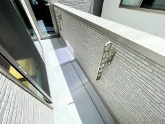 陽当たりの良い南向きのバルコニーです。 バルコニーは6帖の洋室と7.4帖の洋室の2ヵ所から出入りできます＾＾