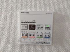浴室暖房換気乾燥機。冬は浴室内を暖めることができ、夏は涼しくすることができるため、入浴時から快適です。また、浴室を乾燥させることができるのでカビの発生を防ぐ効果も＾＾