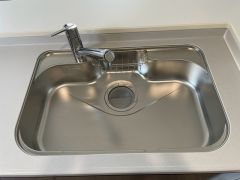 広々としたステンレスシンクには、洗剤やスポンジを収納出来るラック付き。広さも確保しているので、大きなお鍋も洗いやすいです。