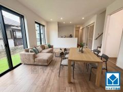 家具はCGによるものです。現況と異なる場合は現況優先です。 家族が集まる開放的なリビング。思い思いの時間を過ごしたり食事をしたり、素敵な団らんの場になりますね。