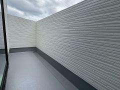 陽当たりの良いバルコニーです。お洗濯やお布団干しはもちろん、日光浴スペースにも。足元は防水工事施工済です。
