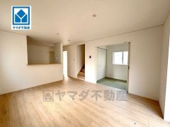 おしゃれなキッチンを中心とした開放的なリビング。