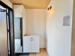 採光も考えられた明るい玄関です。たっぷり収納できるシューズボックス付きなので、家族全員の靴がきれいに整頓できます。