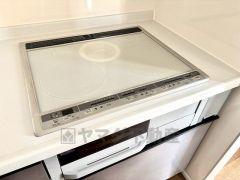 お手入れのしやすいIHクッキングヒーターです。3口コンロなので、効率よくお料理が楽しめます。