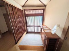 趣ある格子戸と梁が印象的な和の玄関。広々とした土間スペースがあり、ゆとりある迎賓空間を演出します＾＾