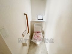 ウォシュレット付きトイレです。1階2階の2ヶ所にトイレがあるので、忙しい朝にもゆとりができますね＾＾
