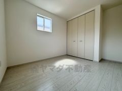 大きめのクローゼット付きなので、すっきりと整理整頓でき気持ちよく過ごせますね＾＾