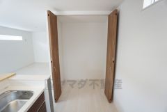キッチンにはパントリーを設けています。缶詰やレトルト食品、キッチン用品などをたっぷり収納できます。まとめ買いしたものを一か所に集約することで管理もしやすいですね。