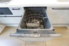 炊事時間を大幅に短縮できる食器洗浄乾燥機付き＾＾食器を洗う手間が減るので家族とのコミュニケーションの時間や自分の時間が増えますね。