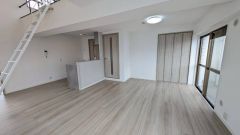 大きな掃き出し窓のあるリビングは、陽光あふれる明るい空間です。ゆったりと寛げる憩いの場となりそうです。