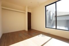 主寝室としてお使いいただけそうなこちらのお部屋は、日当たりが良く、爽やかな風を感じて起きる朝は、快適生活の始まりに。