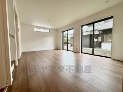 大きな掃き出し窓のあるリビングは、陽光あふれる明るい空間です。ゆったりと寛げる憩いの場となりそうです。