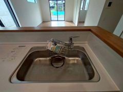 キッチンシンクは洗剤やスポンジを収納出来るラック付き。広さも確保しているので、大きなお鍋も洗いやすいですね。