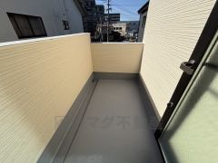 陽当たりの良いバルコニーです。お洗濯やお布団干しはもちろん、日光浴スペースにも。足元は防水工事施工済です。