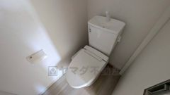 ウォシュレット、暖房便座、節電・節水機能など、使い勝手のよい高機能トイレです。温水洗浄便座リモコン付き。