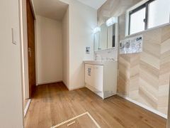 洗面台、洗濯機置き場、バスルームが連なっている、生活導線の考えられた作りになっています。窓付きなので換気もしっかりできます。