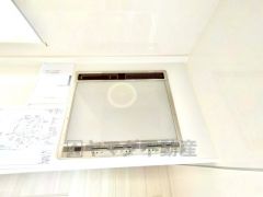 お手入れのしやすいIHクッキングヒーターです。3口コンロなので、効率よくお料理が楽しめます。毎日のお料理も楽しくなりますね＾＾