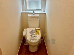 1階2階の2ヶ所にトイレがありますので、忙しい朝にも家族に気を使わず、ゆとりが生まれますね＾＾ 小窓付きで換気する時に便利です＾＾ 