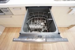 同仕様写真。家事の時間が短縮できるフルオープンで開けやすい食器洗い乾燥機付。食事後に家族とのくつろぎタイムをしっかり取れます。