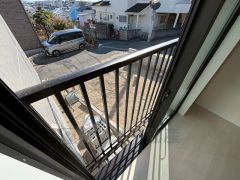 転落防止・窓からの侵入防止のための防護柵付き。