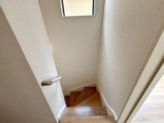 踏み場の広い手摺付き階段です。勾配も緩やかに設計されており、高齢の方でも安心できますね＾＾