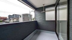 陽当たりの良いバルコニーです。お洗濯やお布団干しはもちろん、日光浴スペースにも。足元は防水工事施工済です。