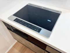 お手入れのしやすいIHクッキングヒーターです。3口コンロなので、効率よくお料理が楽しめます。毎日のお料理も楽しくなりますね＾＾
