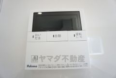 キッチン横から追い炊き、温度調節など楽々操作できる給湯器リモコンです＾＾忙しい夕飯の準備の時間帯に重宝しますね。
