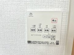 浴室暖房乾燥機には、暖房、乾燥、涼風、換気の4つの機能が付いています。タイマー付きです。雨の日はもちろん、急ぎで洗濯する必要のあるお子様の体操服や、下着類などを乾かすのに便利です。
