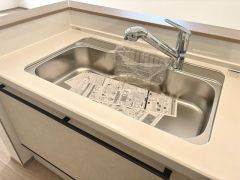 大きなお鍋も楽々洗える幅の広いシンクです＾＾ステンレスシンクなので簡単にお掃除できますよ。洗剤やスポンジもすっきりできる収納付き。