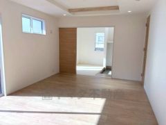 おしゃれなキッチンを中心とした開放的なリビング。