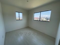 2面採光を確保した明るい室内は、風通しも良く、大変居心地の良い空間となっております。爽やかな風を感じて起きる朝は、快適生活の始まりに。