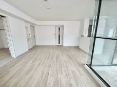 大きな掃き出し窓のあるリビングは、陽光あふれる明るい空間です。ゆったりと寛げる憩いの場となりそうです。