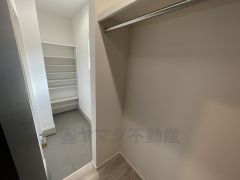 ベビーカーや泥のついたおもちゃをしまうのに便利なスペースです。玄関周りをスッキリさせることが出来ます＾＾