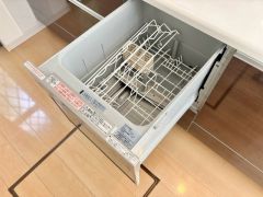 炊事時間を大幅に短縮できる食器洗浄乾燥機付きです＾＾冬場の洗い物による手荒れの悩みも軽減されますね。