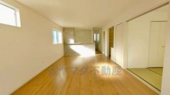 リビングは20帖。キッチンのカウンターまわりがすっきりしていて、生活感を抑えた上品な雰囲気を演出します